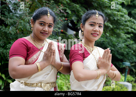 Indische Tänzerin, die Durchführung einer klassischen Tanz von Indien Stockfoto