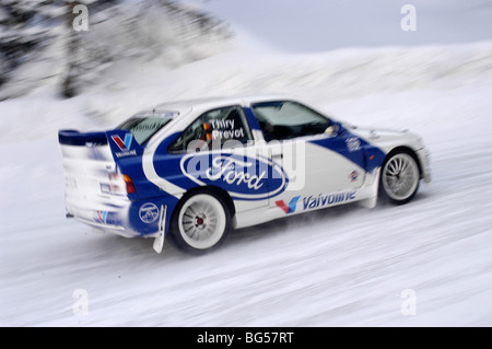 1992 Ford Escort Rs Cosworth Werke Rallyeauto fahren im Schnee Stockfoto