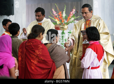 Heilige Kommunion im sonntäglichen Gottesdienst in der katholischen ist Kathedrale Saint Joseph in Lucknow, Uttar Pradesh, Indien Stockfoto