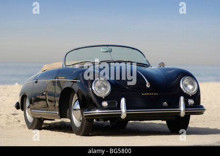 1957 Porsche Speedster in schwarz, vorne 3/4-Ansicht mit California Strand Hintergrund Stockfoto