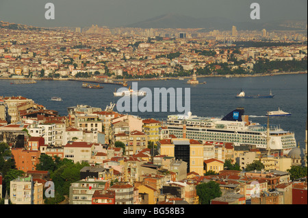 ISTANBUL, TÜRKEI. Ein Abend-Blick auf die europäischen und asiatischen Ufer der Stadt, getrennt durch den Bosporus. 2009. Stockfoto
