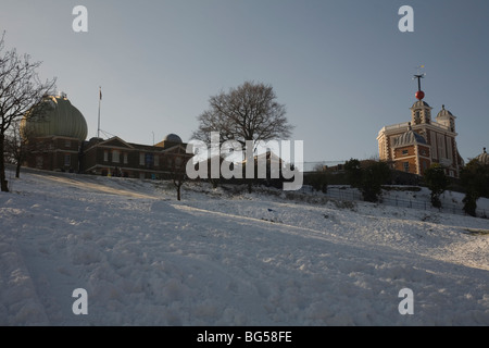 Greenwich Park im Schnee mit dem Royal Observatory im Hintergrund Stockfoto