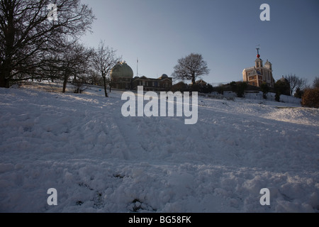 Greenwich Park im Schnee mit dem Royal Observatory im Hintergrund Stockfoto