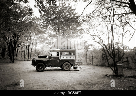 Land Rover camping Camp Punda Maria. Krüger-Nationalpark. Südafrika.  Ein Zelt auf dem Dach eines Jeeps im afrikanischen Busch montiert Stockfoto