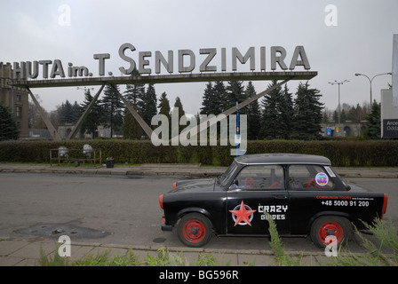 Ein kommunistischen Ära Trabant 601 motor Auto vor der Tadeusz Sendzimir-Stahlwerk in Nowa Huta, Krakau, Polen. Stockfoto