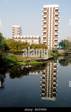 Hochhaus spiegelt sich in Regents Canal Poplar, London England UK Stockfoto