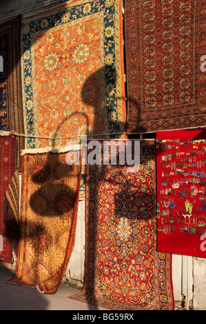 Teppiche zu verkaufen in Sultanahmet, Istanbul, Türkei Stockfoto
