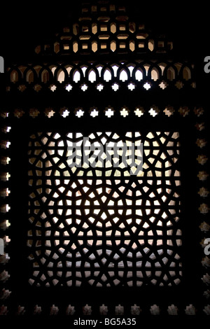 Ein Gitter Jaali Stilfenster in der Kammer des Humayun Grab in Delhi, Indien. Stockfoto