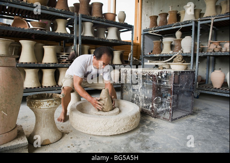 Ein professioneller Keramik-Meister im Yingge Keramikmuseum. Stockfoto