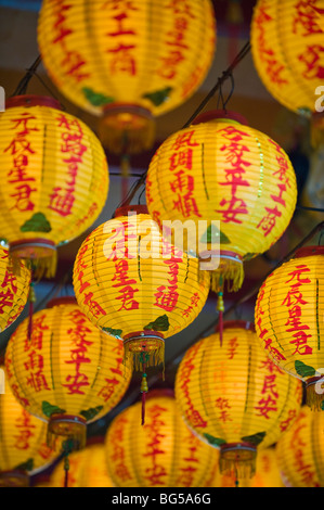 Gelben Lampions hängen von der Decke eines taoistischen Tempels in Sanshia, Taiwan. Stockfoto