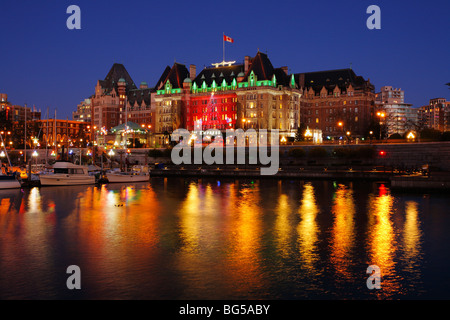 Weihnachtslichter schmücken die Empress Hotel-Victoria, British Columbia, Kanada. Stockfoto