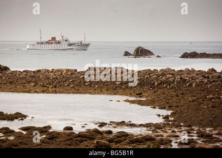 Scillonian III in Richtung St. Mary auf den Scilly-Inseln angesehen vom Porthcressa Strand Stockfoto