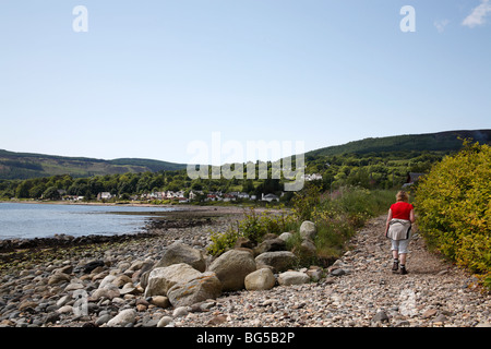 Walker am Strand von Kingscross Punkt, The Isle of Arran, Schottland, Juni 2009 Stockfoto