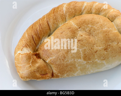 Cornish Pasty auf einem weißen Teller-Ausschnitt Stockfoto