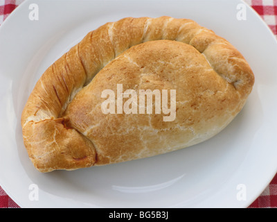 Cornish Pasty auf einem weißen Teller-Ausschnitt Stockfoto