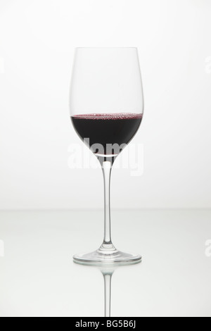 Rotwein in ein großes Glas Stockfoto