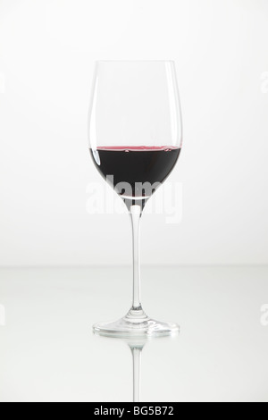 Rotwein im Glas Stockfoto