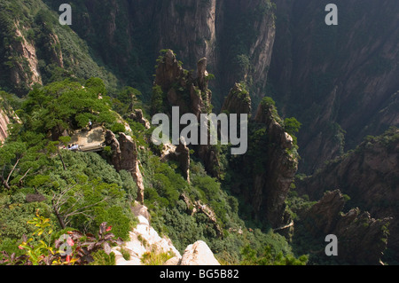 Treppe, die entlang die Granitfelsen des Huang Shan, Provinz Anhui. China Stockfoto