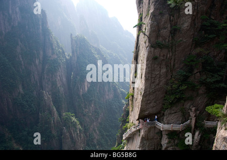 Treppe, die entlang die Granitfelsen des Huang Shan, Provinz Anhui. China Stockfoto