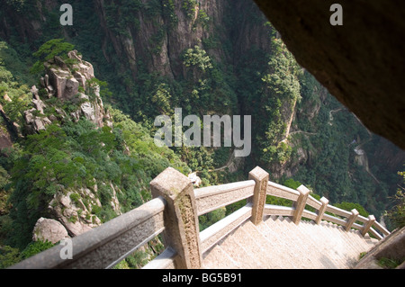 Treppe, die entlang die Granitfelsen des Huang Shan, Provinz Anhui. China Stockfoto