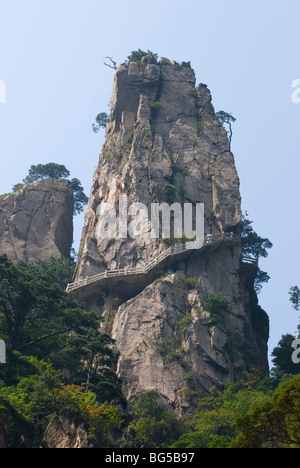 Treppe, die entlang die Granitfelsen des Huang Shan, Provinz Anhui. China Stockfoto