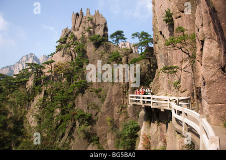 Treppe, die entlang die Granitfelsen des Huang Shan, Provinz Anhui. China Stockfoto