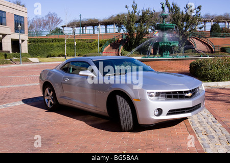 Brandneue 2010 hell Silber Chevrolet Camaro Sportwagen. Stockfoto