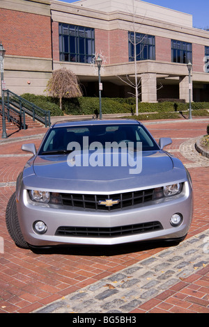 Brandneue 2010 hell Silber Chevrolet Camaro Sportwagen. Stockfoto