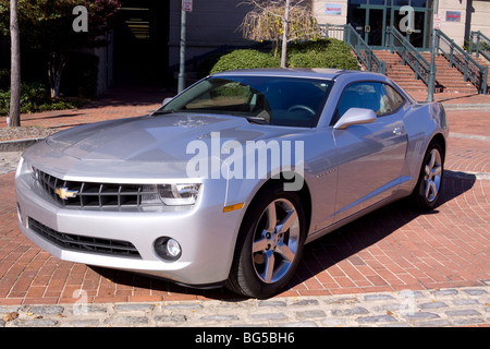 Brandneue 2010 hell Silber Chevrolet Camaro Sportwagen. Stockfoto