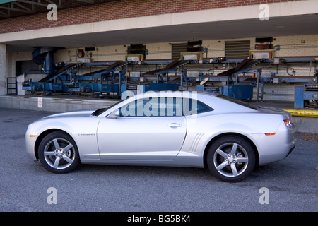 Brandneue 2010 hell Silber Chevrolet Camaro Sportwagen. Stockfoto