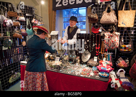 Kunden im Kostüm am Schmuck Handwerk Messe-Stand Stockfoto