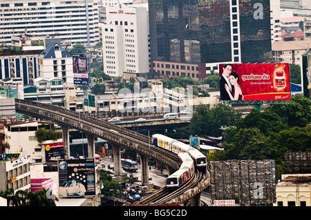 Die BTS Sky train Ansätze Sapan Taksin station in Bangkok. Stockfoto