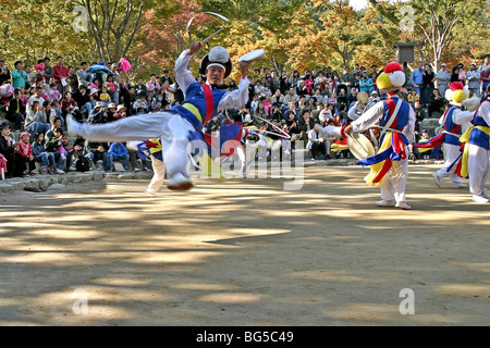 Traditionelle Bauern Tanz an der Korean Folk Village außerhalb Seoul, Korea. Stockfoto