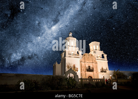 San Xavier Mission in Tucson mit Milky Way. Weiße Taube der Wüste Stockfoto