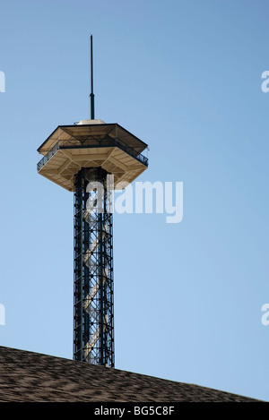 Der Tower Space Needle in der Stadt Gatlinburg Tennessee TN Nahaufnahme niedriger Winkel von unten Bilder Bilder Fotos vertikales Format in den USA hohe Auflösung Stockfoto