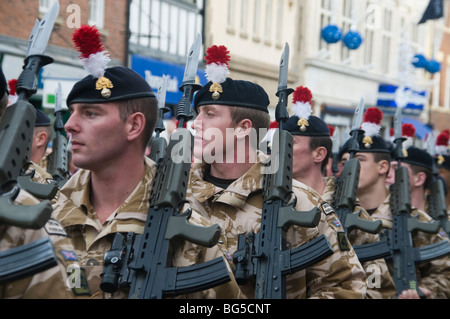 Britische Truppen des 2. Bataillons Königliches Regiment der Fusiliers bei einer Heimparade aus Afghanistan Stockfoto