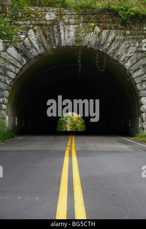 Ein Steintunnel in North Carolina NC am Blue Ridge Parkway eine leere Straße in den Appalachian Mountains in flachem Winkel, niemand vertikal in den USA Stockfoto