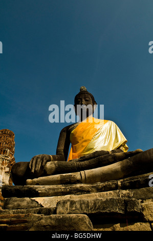 Eine schöne alte steinerne Statue von Buddha im Wat Mahathat Tempel in Ayutthaya. Stockfoto