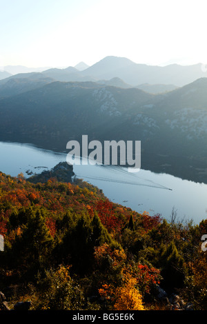 Skadar Lake National Park im Herbst, Rijeka Crnojevica, Boot am Fluss Stockfoto