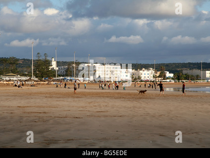 Menschen, die ein Spaziergang am Strand von Essaouira, Stockfoto