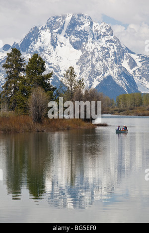 Am Oxbow Bend Turnout finden Kanufahrer ihren Weg auf dem Snake Fluss, mit Wolke gehüllt Grand Teton Gießen Reflexionen auf dem Wasser. Stockfoto