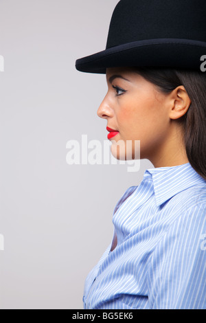 Seitlicher Blick auf eine Geschäftsfrau trägt einen Bowler-Hut. Stockfoto