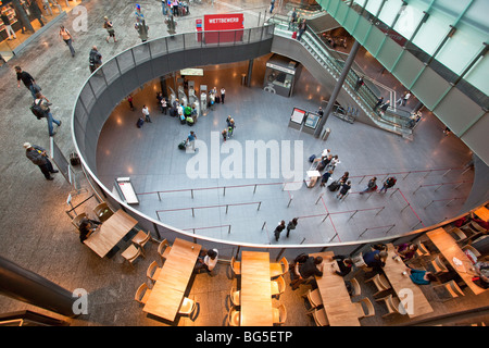 Halle des Flughafen Zürich, Schweiz, Check in, Essen Halle zeigen und Einkaufsviertel Stockfoto