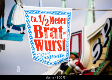 Werbeschild für 1/2 Meter Wurst im Brot, Oktoberfest München Stockfoto