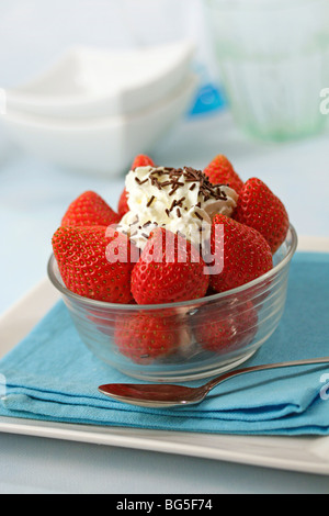 Erdbeeren mit Zitronensaft beträufeln. Rezept zur Verfügung. Stockfoto