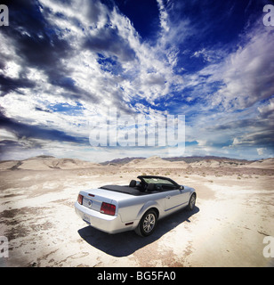 Ford Mustang in der Wüste von Arizona USA mit sehr dramatischen Himmel Stockfoto