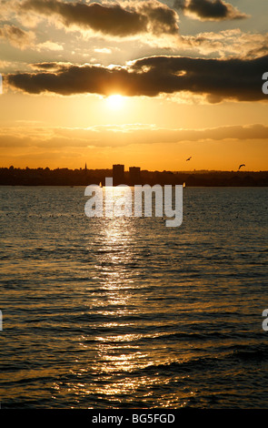 Sonnenuntergang über der Themse bei Erith, London, UK Stockfoto