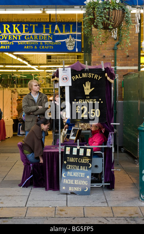 ein Palm Reader und Wahrsagerin ein Straße Entertainer am Covent Garden London UK Stockfoto