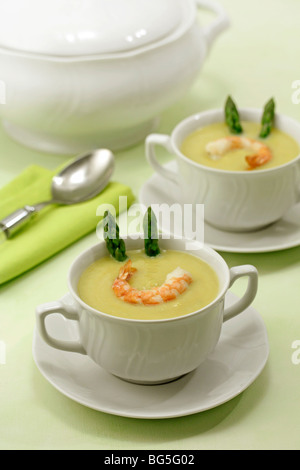 Spargel-Garnelen-Suppe. Rezept zur Verfügung. Stockfoto