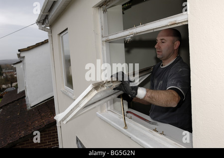 Entfernen alte Fensterrahmen vor Installation neue doppelt verglaste Fenster in einem Haus Stockfoto